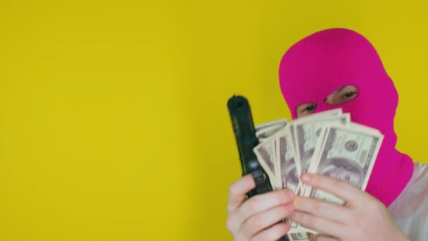 Close Van Mens Roze Bivakmuts Met Geld Pistool Gele Achtergrond — Stockvideo