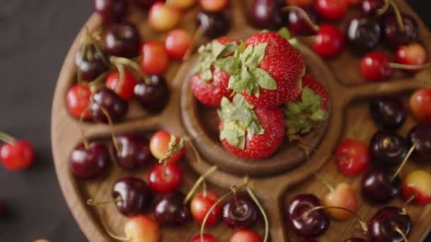 Menazhnitsa Con Fresas Rojas Cerezas Sobre Fondo Oscuro Placa Madera — Vídeos de Stock