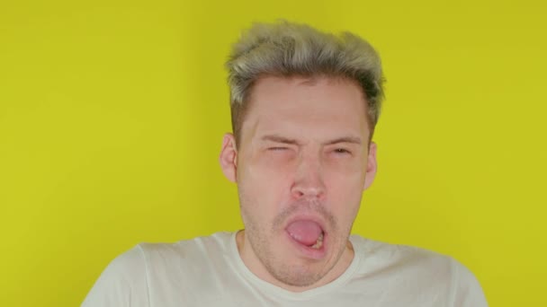 Close Shaggy Man Yawning Fatigue Yellow Background Tired Guy Yawns — 비디오