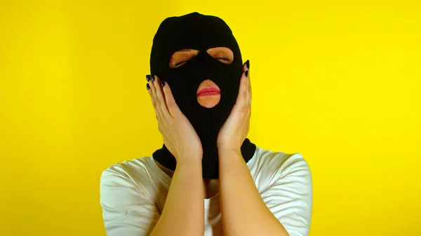 Zbliżenie Nierozpoznawalnej Kobiety Czarnej Kominiarce Głaskającej Się Głowie Twarzy Żółtym — Zdjęcie stockowe