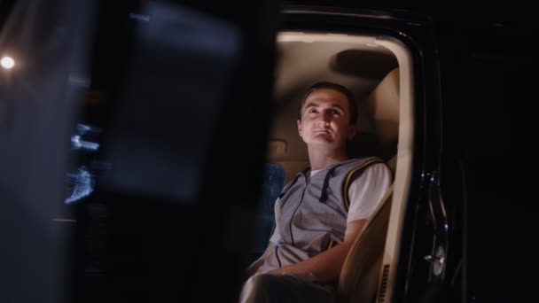 Крупный План Молодого Человека Сидящего Машине Рулем Смотрящего Прочь Ночное — стоковое видео
