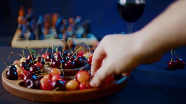 Närbild Fack Maträtt Med Olika Sorter Söta Körsbär Bordet Oigenkännlig — Stockvideo