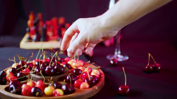 Närbild Fack Maträtt Olika Sorter Söta Körsbär Med Vattendroppar Bordet — Stockvideo