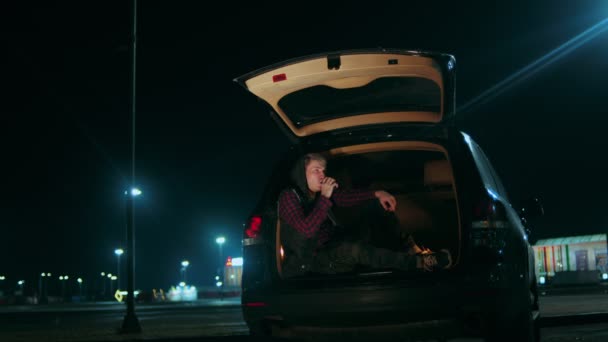 Jovem Vapores Sentado Bagageira Carro Estacionamento Noite Cara Pensativo Vapes — Vídeo de Stock