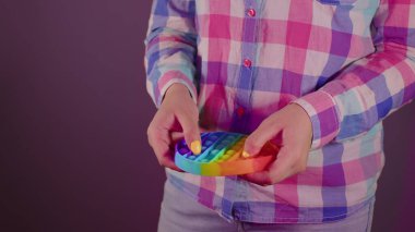 Tanınmayacak haldeki bir insana yakın çekim yap. Bilinmeyen kadın stres önleyici oyuncaklarla oynuyor.