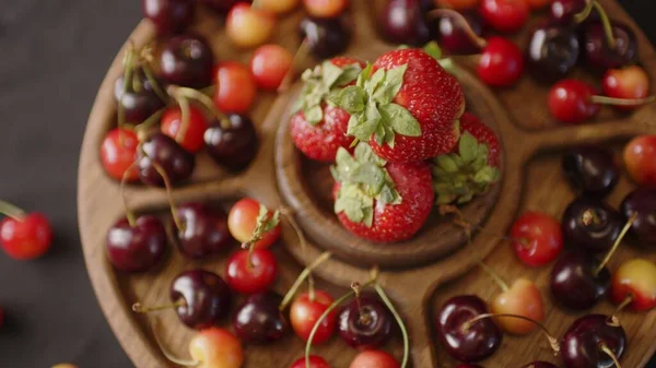 Menazhnitsa Avec Des Fraises Rouges Cerises Sur Fond Sombre Assiette — Photo