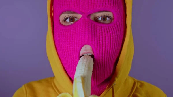 Gros Plan Jeune Femme Cagoule Rose Capuche Jaune Mange Banane — Photo