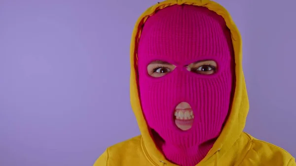 Zbliżenie Młodej Kobiety Różowej Kominiarce Żółtym Kapturze Zezulce Pokazuje Zęby — Zdjęcie stockowe
