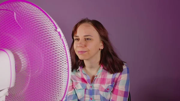 Großaufnahme Einer Jungen Frau Die Auf Einem Stuhl Vor Einem — Stockfoto