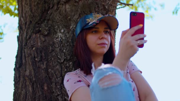 Νεαρή Γυναίκα Αναπαύεται Κινητό Τηλέφωνο Κάθεται Κοντά Δέντρο Στο Δρόμο — Αρχείο Βίντεο