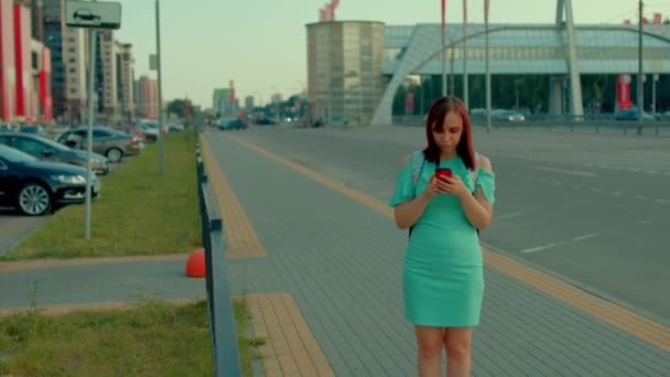 Femeia Tânără Marginea Drumului Orașului Smartphone Uri Mână Brunetă Casual — Videoclip de stoc