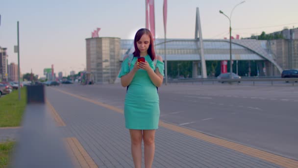 Jonge Vrouw Langs Weg Met Smartphones Hand Casual Brunettein Een — Stockvideo