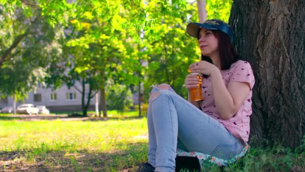 Mladá Žena Odpočívá Pije Jablečný Džus Sedí Blízko Stromu Ulici — Stock video
