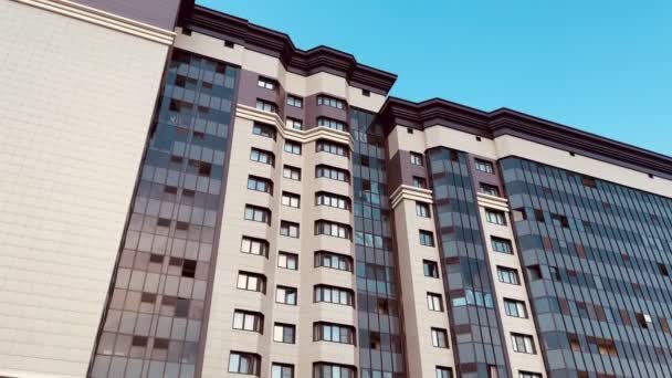 Moderno Edificio Apartamentos Día Soleado Con Cielo Azul Fachada Moderno — Vídeos de Stock