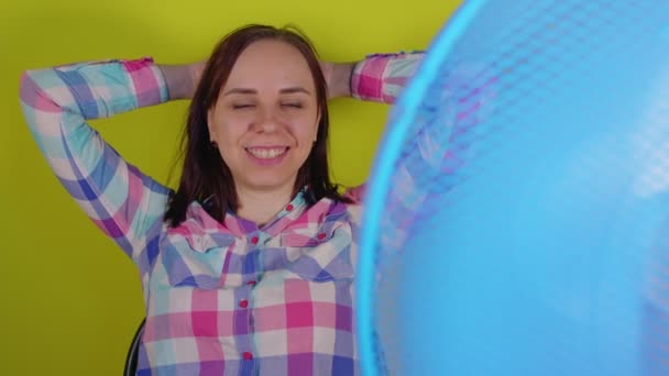 Close Jovem Mulher Sentada Cadeira Frente Ventilador Fundo Amarelo Morena — Vídeo de Stock