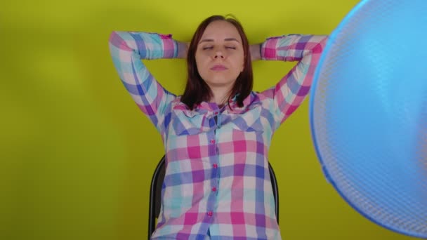 Close Van Jonge Vrouw Zittend Stoel Voor Ventilator Gele Achtergrond — Stockvideo