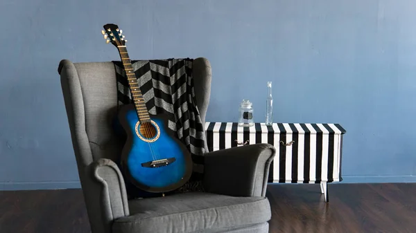 Nahaufnahme Eines Bequemen Sessels Mit Plaid Und Gitarre Zimmer — Stockfoto