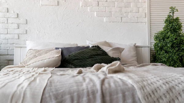 从上面温暖的毛毯和柔软的枕头放在舒适的床上 时尚的当代卧室 — 图库照片