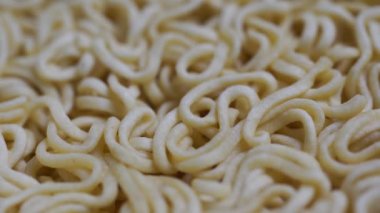 Hazır şehriye hazırlayın. Kasede sarı erişte. Tayland ya da Çin yemeği. Kaynar suyla spagetti koy ve doldur, hazır erişte.