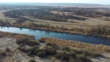 Kırsal kesimde sakin bir nehir. Yukarıdan, doğadaki bir bahar ormanının yanında sakin suyu olan inanılmaz bir nehir. Ağaçların arasından akan dar, dolambaçlı bir nehir..