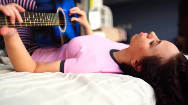 Jeune Femme Jouant Guitare Dans Chambre Jeune Femme Jouant Guitare — Video