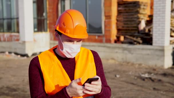 Ingenjör Bygghjälm Och Antiviral Skyddsmask Med Telefon Byggarbetsplatsen — Stockvideo