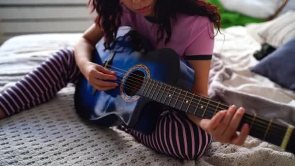 Jeune Femme Jouant Guitare Dans Chambre Gros Plan Main Féminine — Video