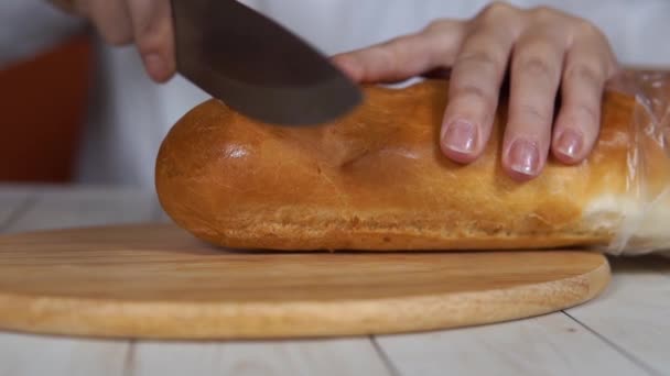 Женщина Резавшая Хлеб Деревянной Доске Кухне — стоковое видео