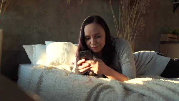Весела Молода Жінка Використовує Смартфон Ліжку Зверху Щаслива Молода Жінка — стокове відео