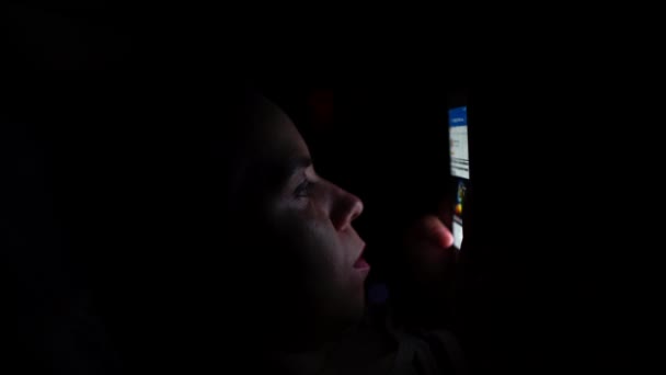 Femme Adulte Utilisant Smartphone Dans Une Nuit Sombre — Video