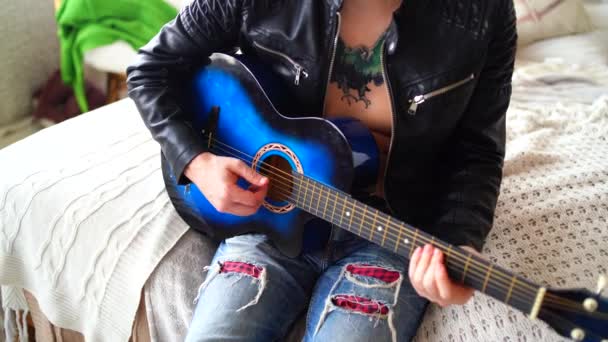 Young Man Tattoo His Chest Plays Guitar Bedroom Hipster Learn — Stok video