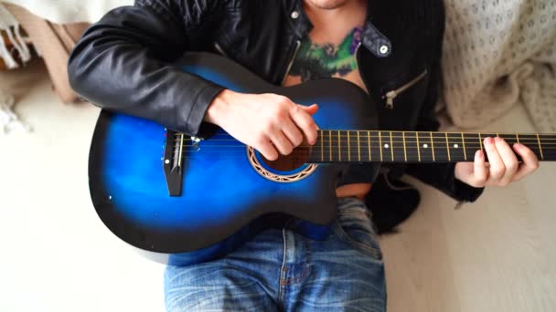 Jovem Com Uma Tatuagem Peito Toca Guitarra Quarto Hipster Aprende — Vídeo de Stock