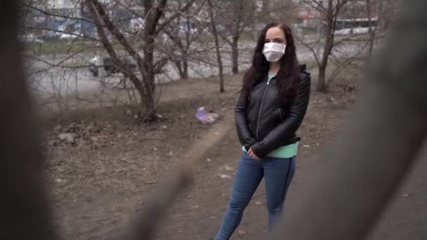 Porträt Einer Jungen Frau Mit Medizinischer Maske Auf Dem Gesicht — Stockvideo