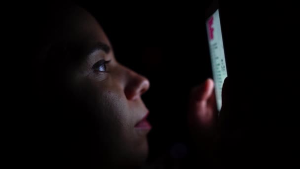 Mujer Adulta Usando Smartphone Una Noche Oscura — Vídeos de Stock