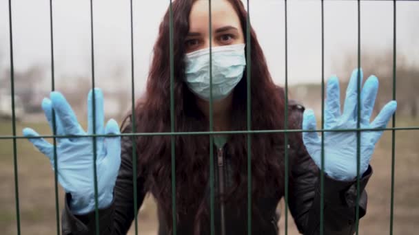 Närbild Ung Kvinna Medicinsk Mask Ansiktet Genom Staket Vuxen Kvinna — Stockvideo