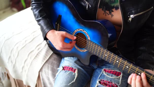 Молодий Чоловік Татуюванням Грудях Грає Гітарі Спальні Хіпстер Навчиться Грати — стокове відео