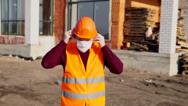 Engenheiro Capacete Construção Usando Máscara Protetora Canteiro Obras — Vídeo de Stock