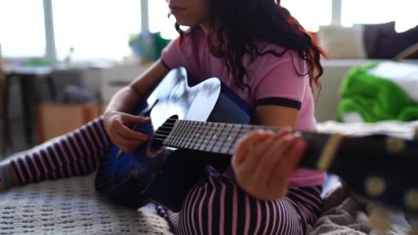 Νεαρή Γυναίκα Που Παίζει Κιθάρα Στην Κρεβατοκάμαρα Κοντινό Γυναικείο Χέρι — Αρχείο Βίντεο