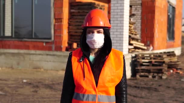 Ingeniera Femenina Casco Construcción Máscara Protectora Antiviral Inspecciona Edificio Reconstrucción — Vídeos de Stock