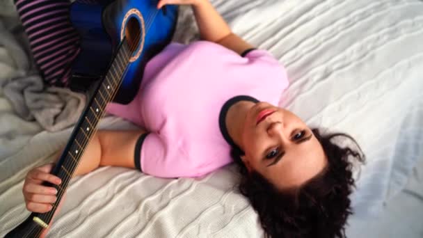 Młoda Kobieta Grająca Gitarze Sypialni Młoda Kobieta Grająca Gitarze Łóżku — Wideo stockowe
