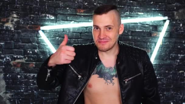 Homem Tatuagem Jaqueta Moda Seu Peito Com Uma Contra Parede — Vídeo de Stock