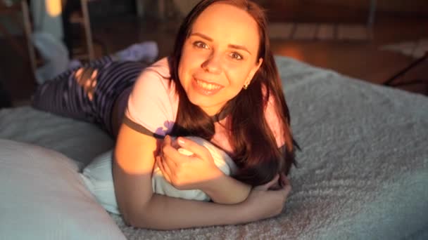 Όμορφη Νεαρή Γυναίκα Πιτζάμες Ξεκουράζεται Στο Κρεβάτι Πρωί Πορτρέτο Του — Αρχείο Βίντεο