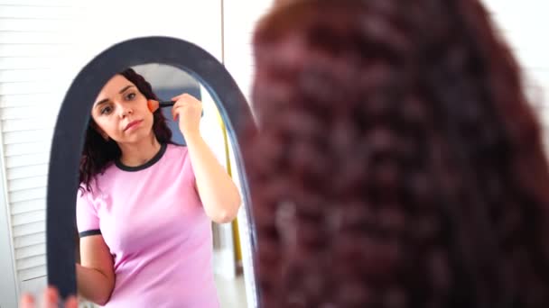 Joven Hermosa Mujer Pijama Rugiendo Sus Mejillas Cepillo Cosmético Mirando — Vídeos de Stock