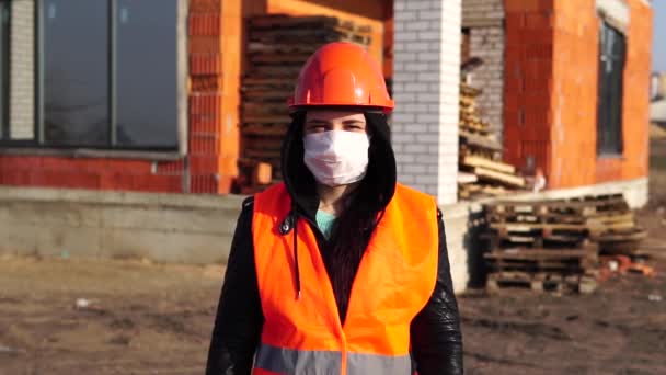 Engenheira Feminina Capacete Construção Máscara Protetora Antiviral Inspeciona Edifício Objeto — Vídeo de Stock