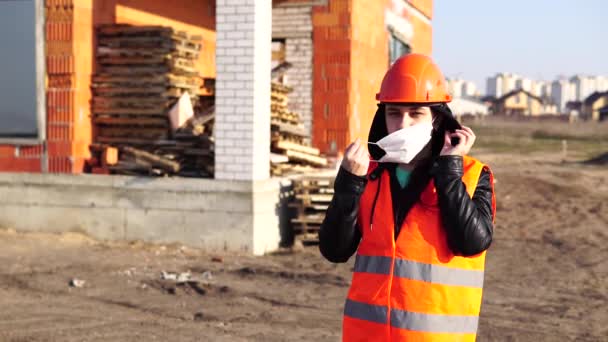 Engenheira Feminina Capacete Construção Usando Máscara Protetora Inspeciona Edifício Reconstrução — Vídeo de Stock