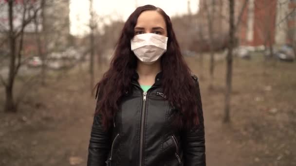 Porträtt Ung Kvinna Med Medicinsk Mask Ansiktet Stående Gatan Vuxen — Stockvideo