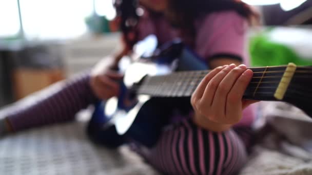 Junge Frau Spielt Gitarre Schlafzimmer Close Weibliche Hand Spielt Eine — Stockvideo