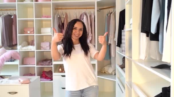 Joyeux Jeune Femme Shirt Blanc Jean Bleu Montrant Pouces Vers — Video
