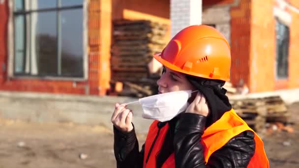 Жінка Інженер Будівельному Шоломі Носіння Захисної Маски Оглядає Будівлю Або — стокове відео