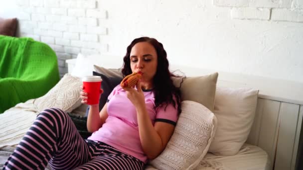 Mladá Žena Posteli Hot Dog Pije Kávu Snídaně Postele Doručení — Stock video